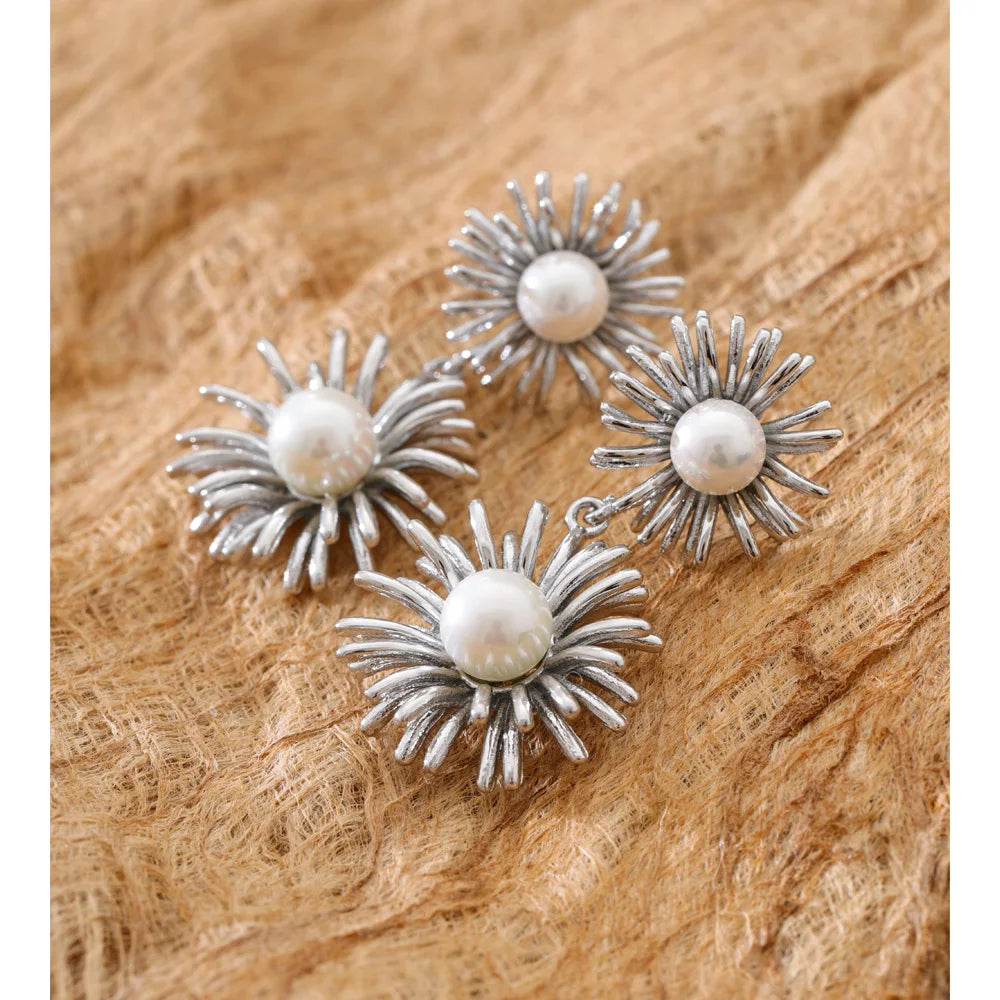 Pearl flower earrings in gold-plated stainless steel with pearl.