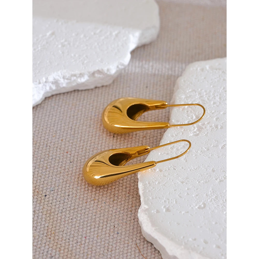 Geometric earrings in gold-plated stainless steel.