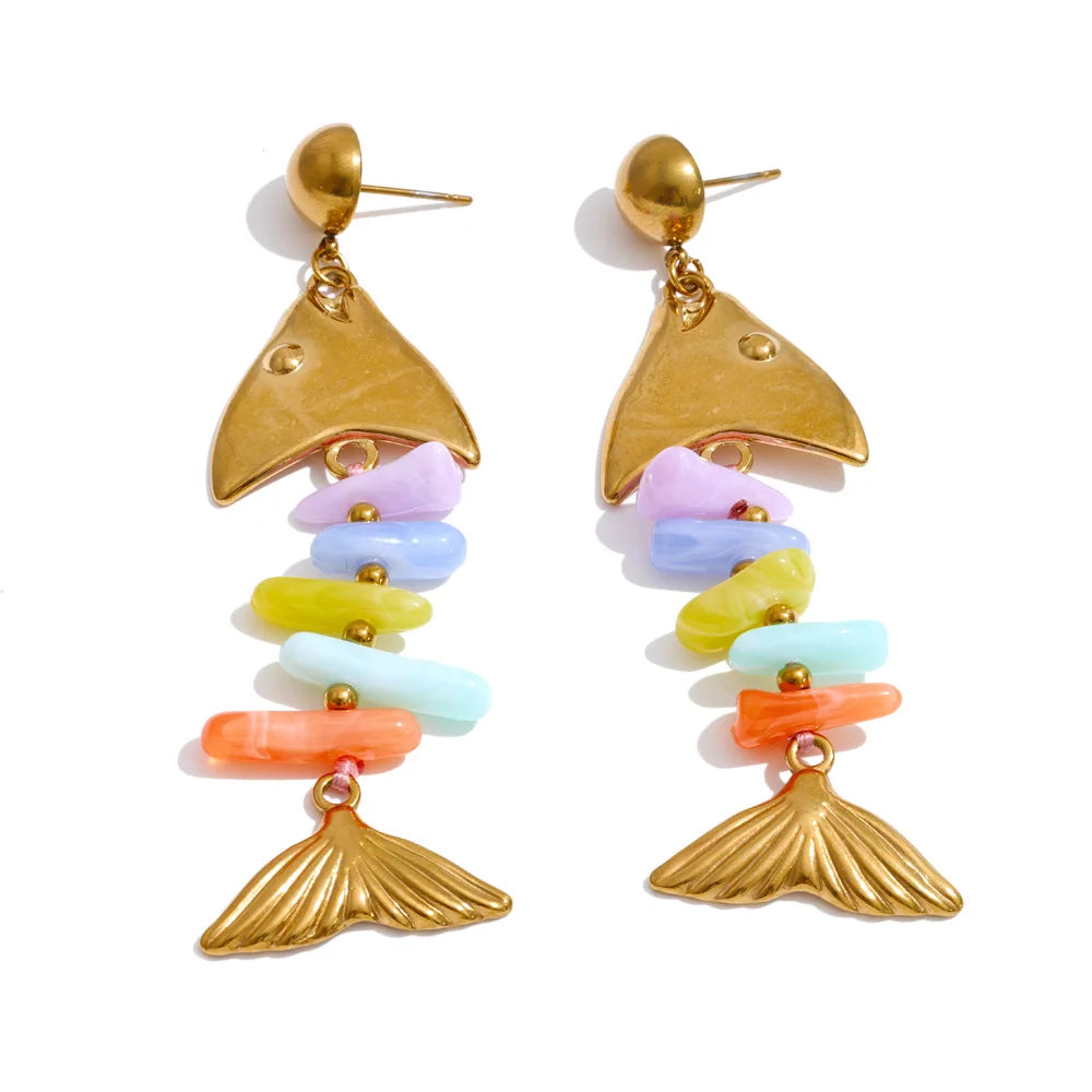 Resin multi-color geometric earrings in gold-plated stainless steel with resin.