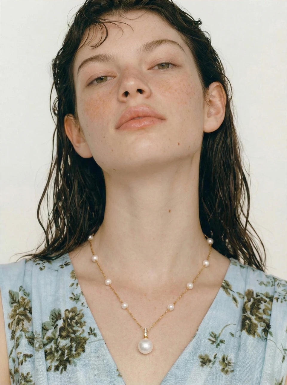 Pearl geometric chain necklace in gold-plated stainless steel with pearl.