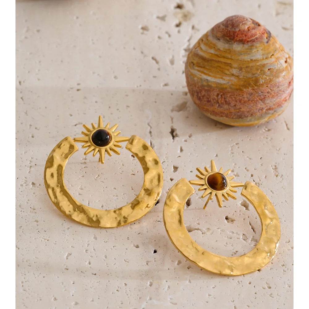 Natural stone star geometric earrings in gold-plated stainless steel with natural stone.