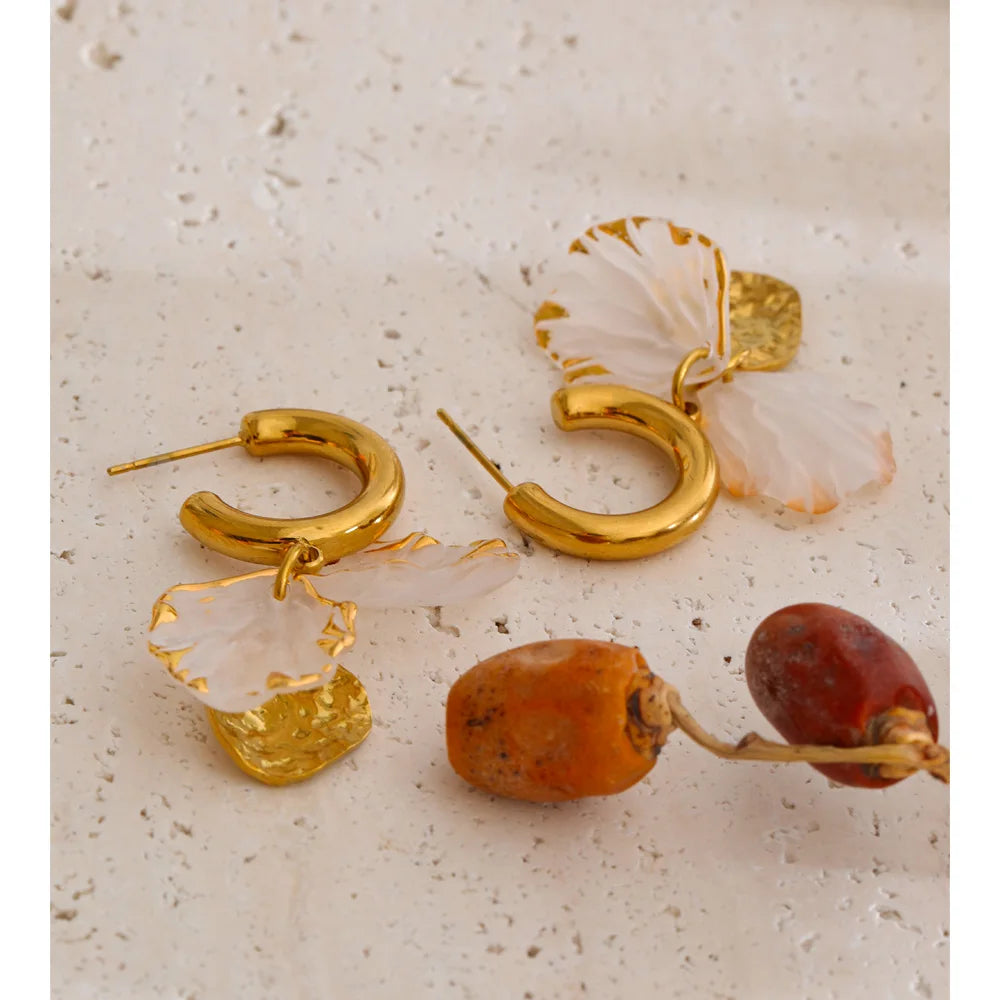 Resin flower geometric earrings in gold-plated stainless steel with resin.
