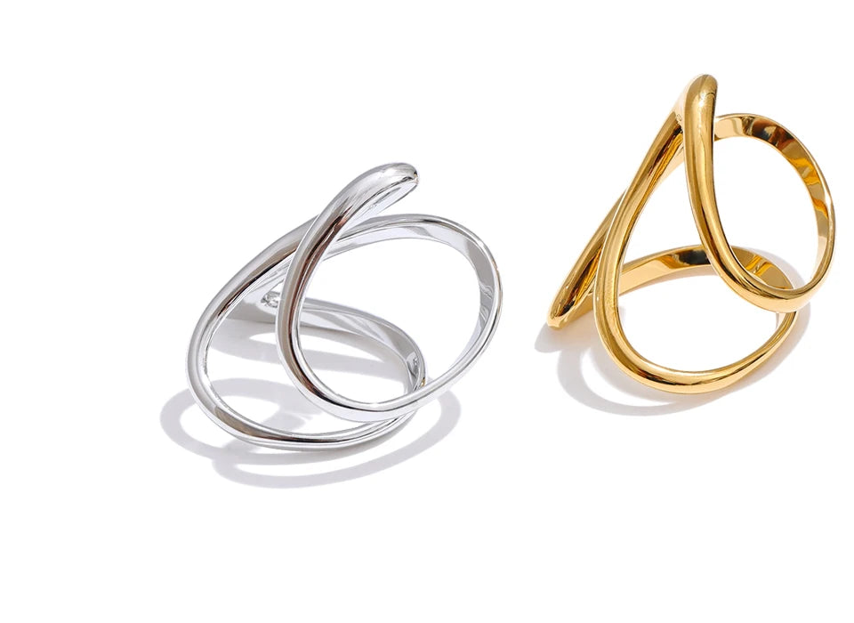 Minimalist geometric ring in gold-plated stainless steel.