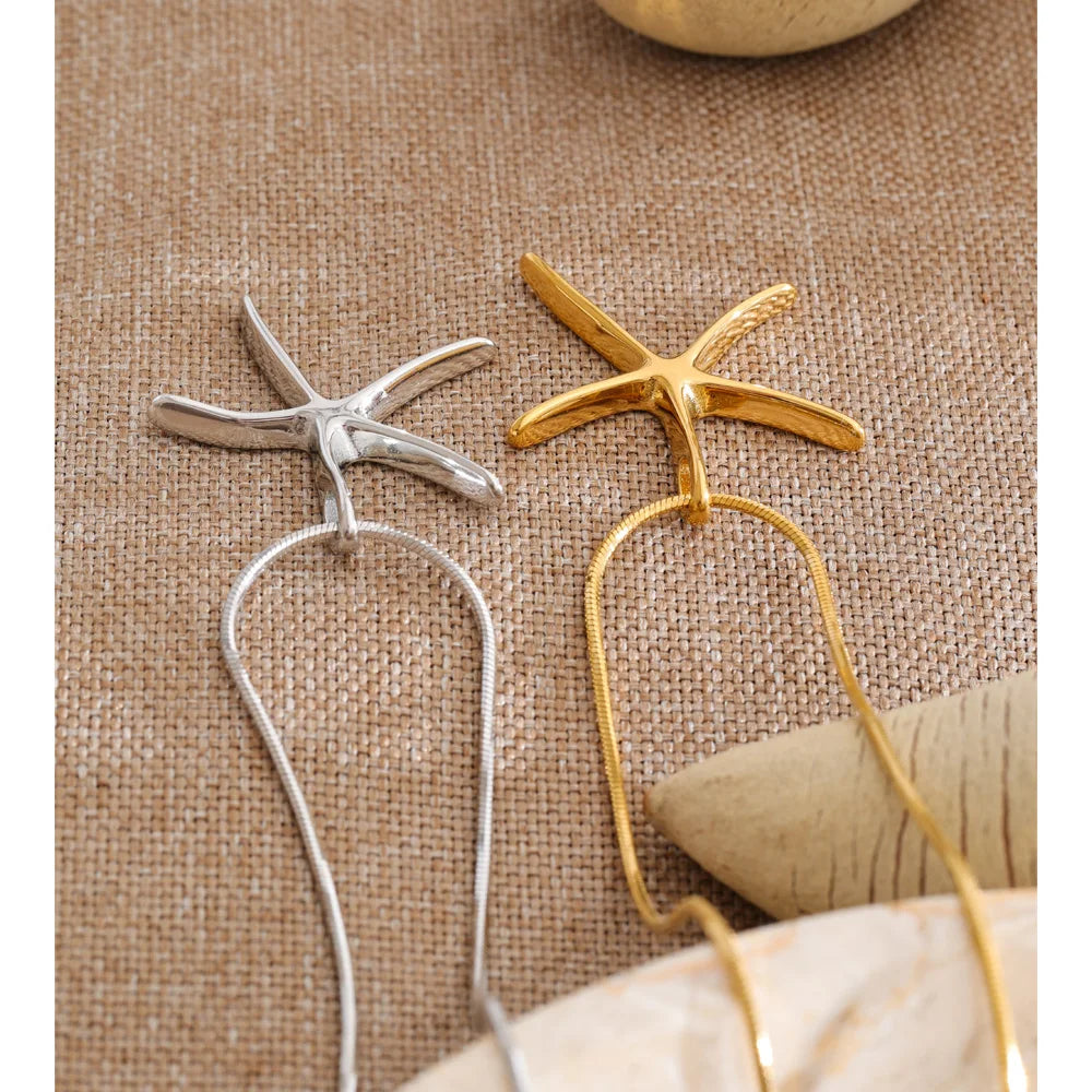 Star geometric necklace in gold-plated stainless steel.