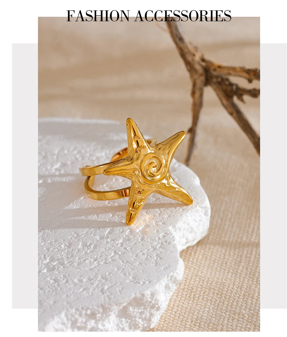 Star ring in 18K gold-plated 316L stainless steel.