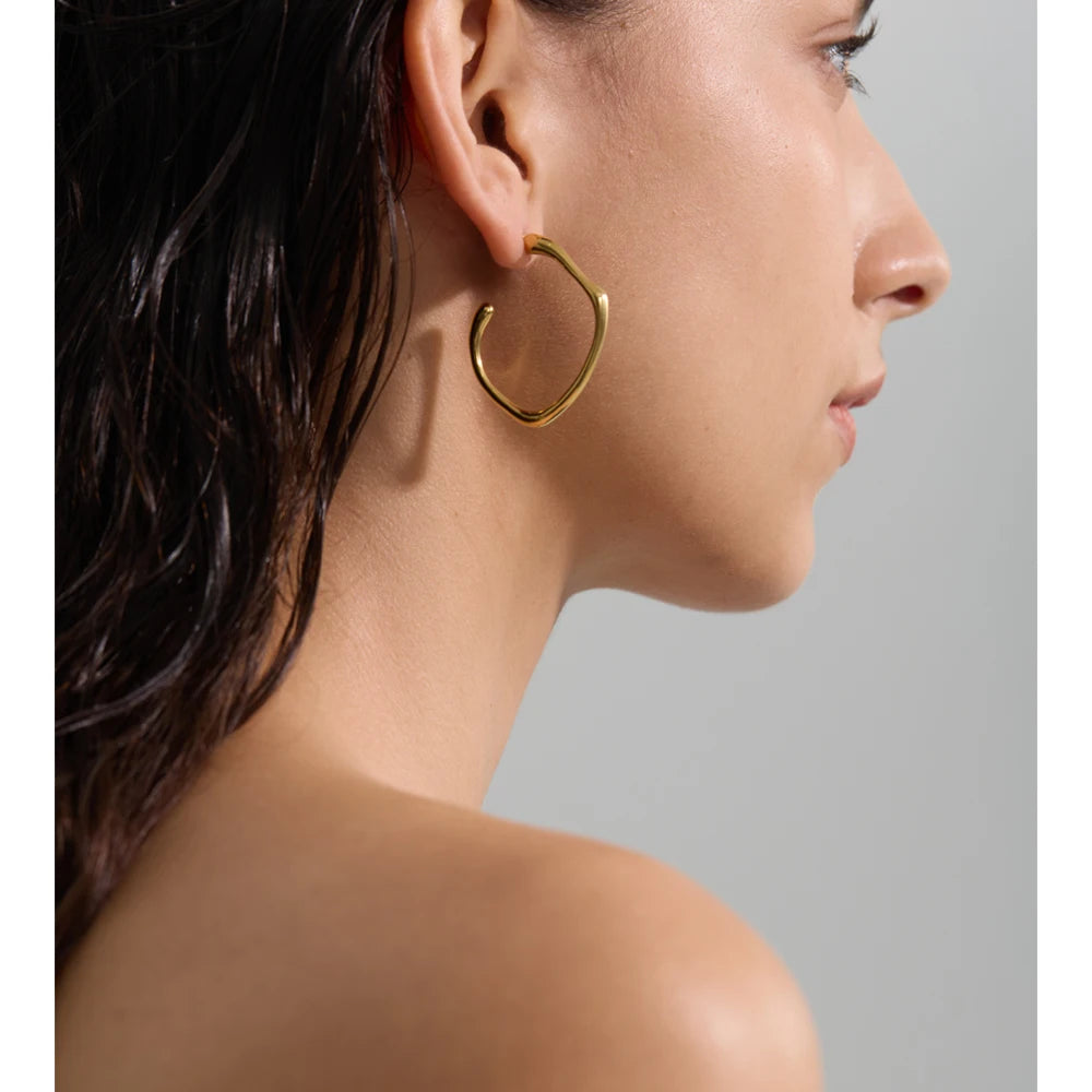 Minimalist geometric earrings in gold-plated stainless steel.