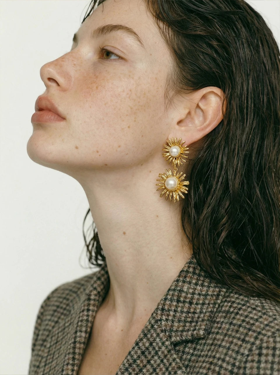 Pearl flower earrings in gold-plated stainless steel with pearl.