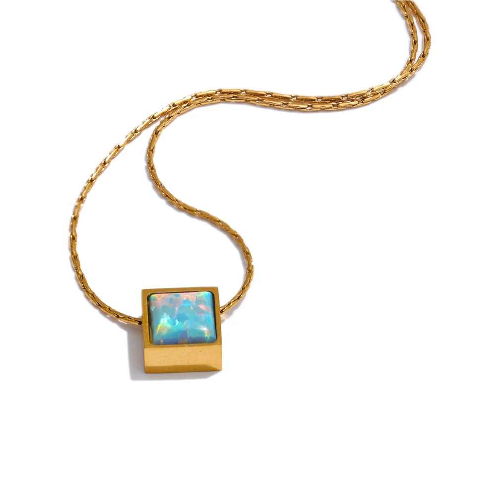 Natural stone geometric necklace in gold-plated stainless steel with natural stone.