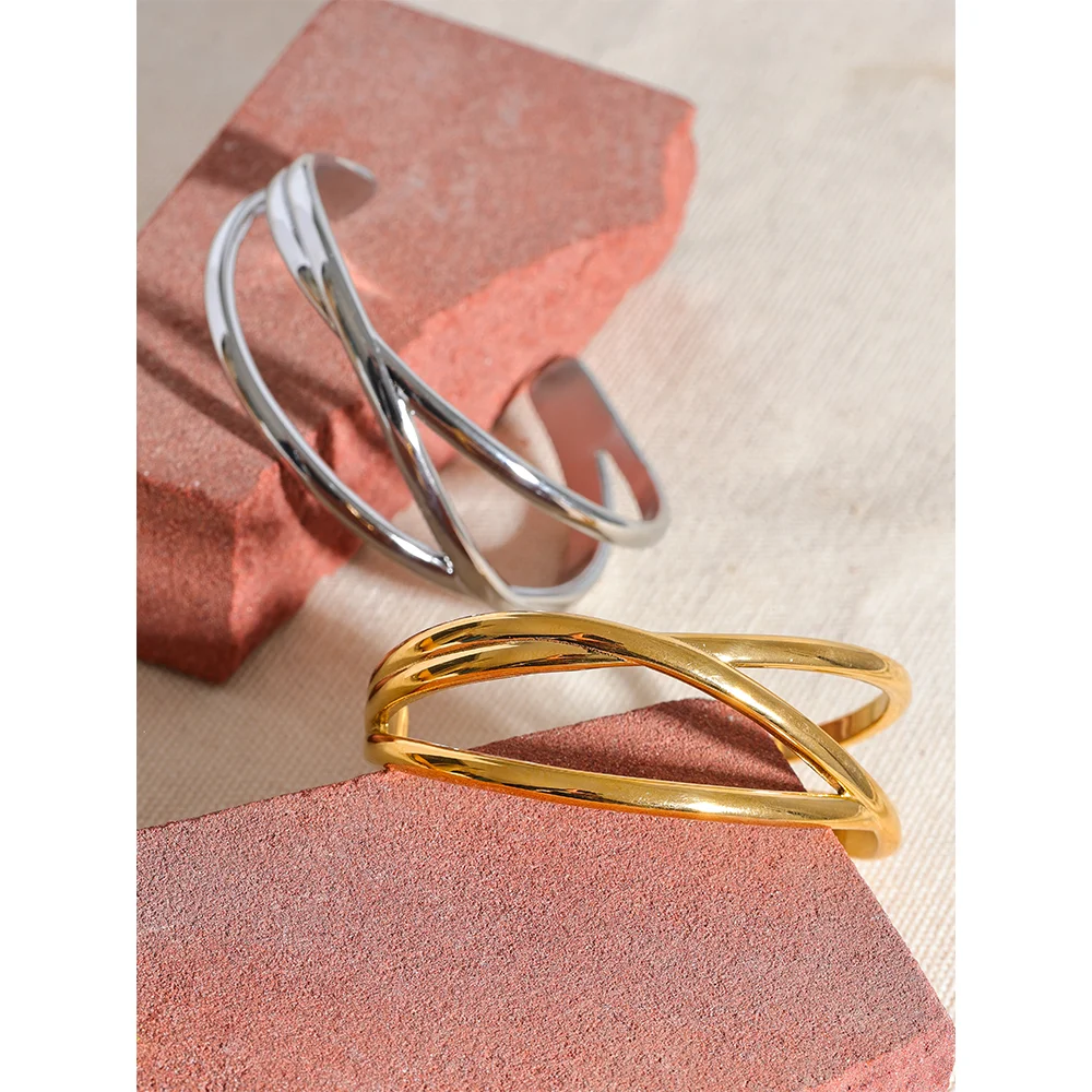 Minimalist geometric bracelet in gold-plated stainless steel.