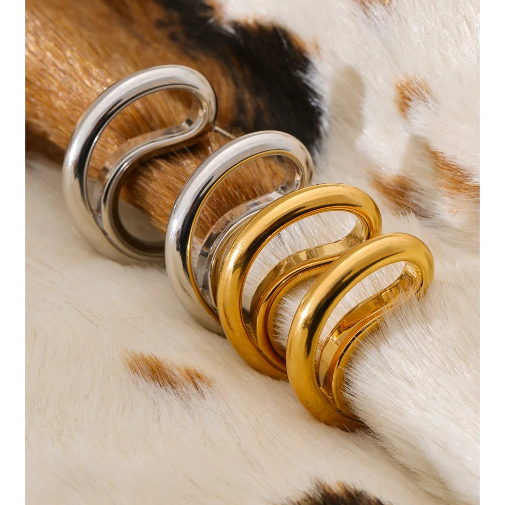 Geometric earrings in gold-plated stainless steel.
