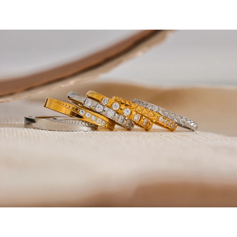 Cubic zirconia geometric ring in 18K gold-plated stainless steel with cubic zirconia.