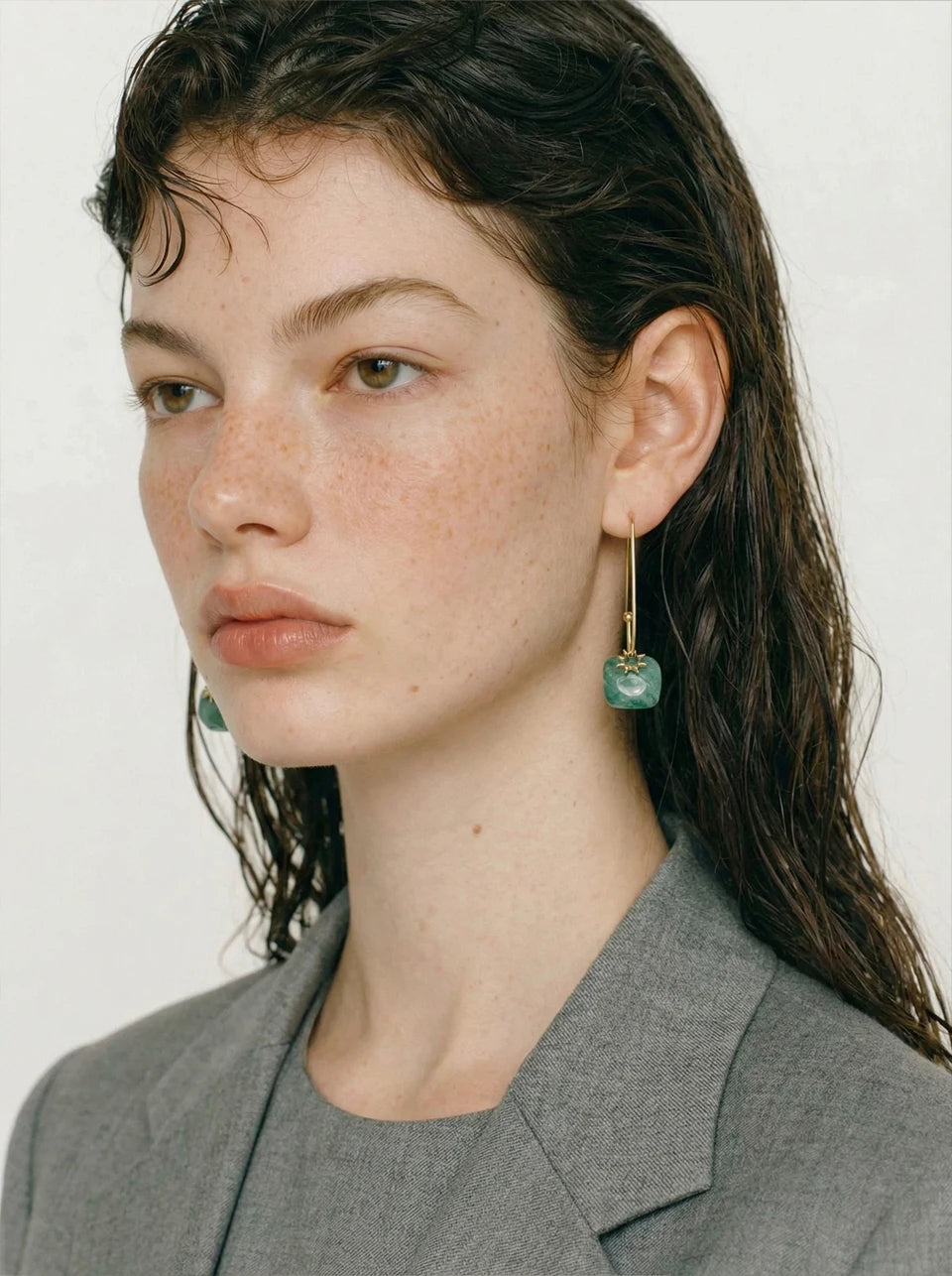 Natural stone geometric earrings in gold-plated stainless steel with natural stone.