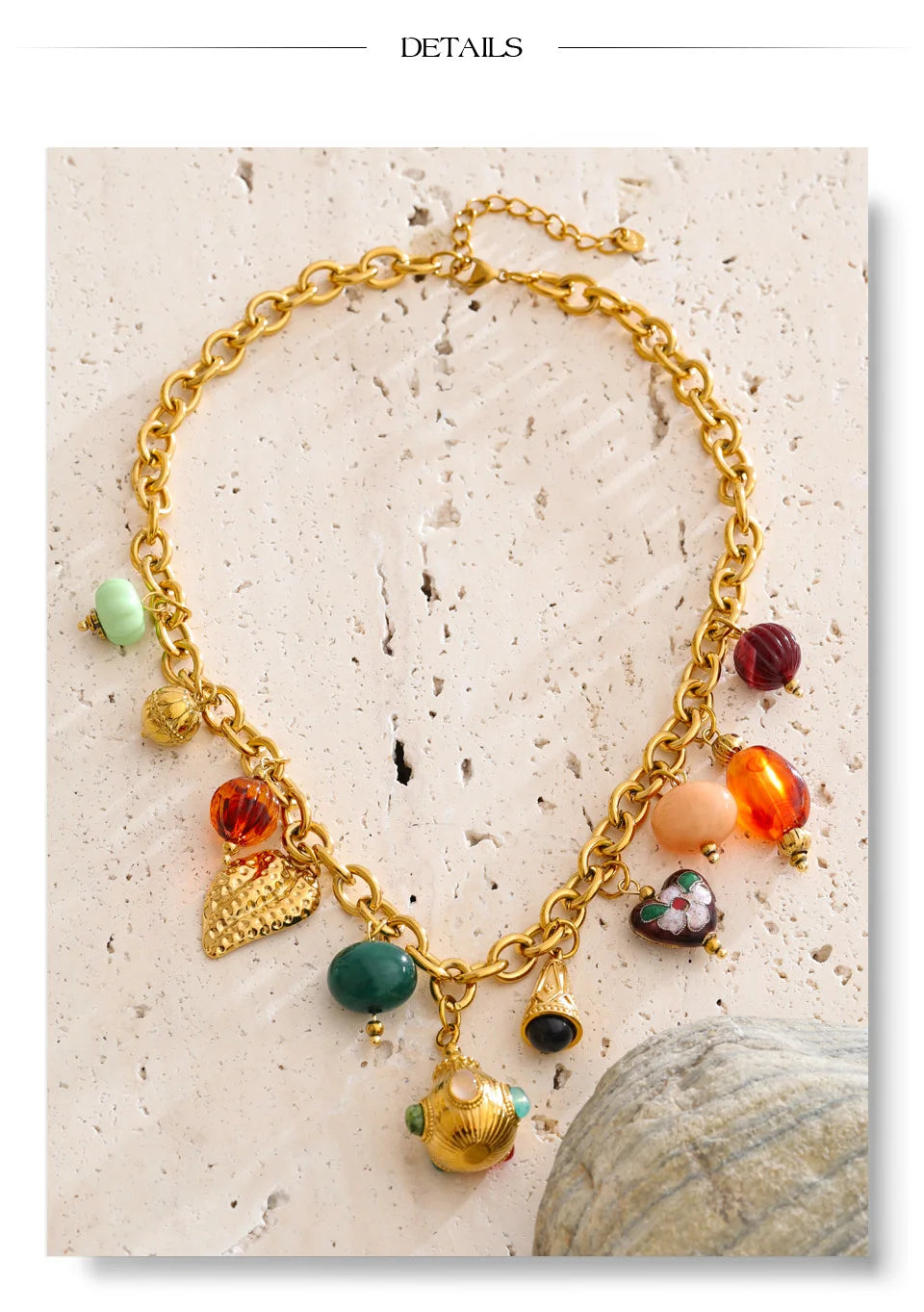 Resin heart geometric necklace in gold-plated stainless steel with resin.