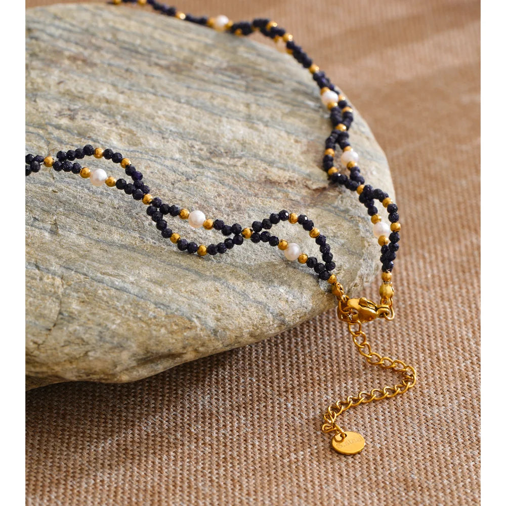 Pearl natural stone beaded necklace in gold-plated stainless steel with pearl and natural stone.