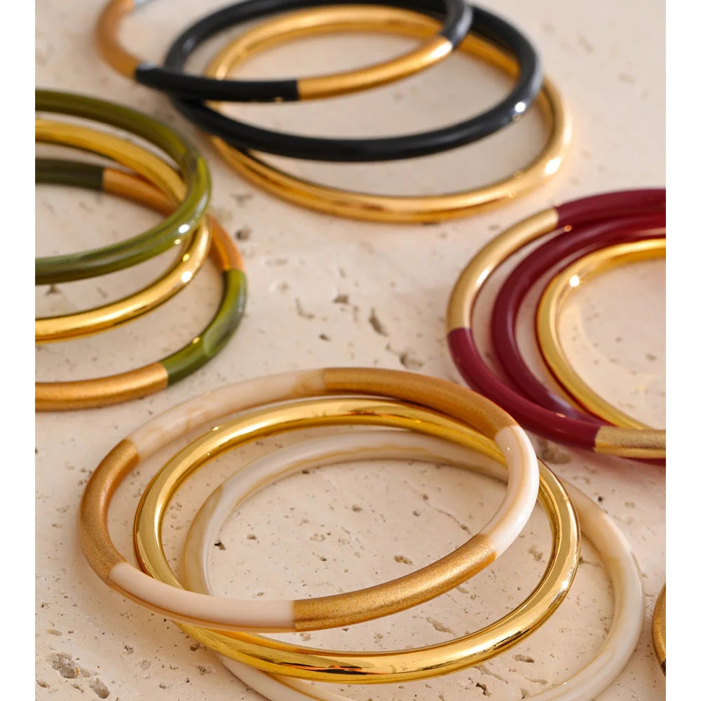 Resin minimalist geometric bracelet in gold-plated stainless steel with resin.