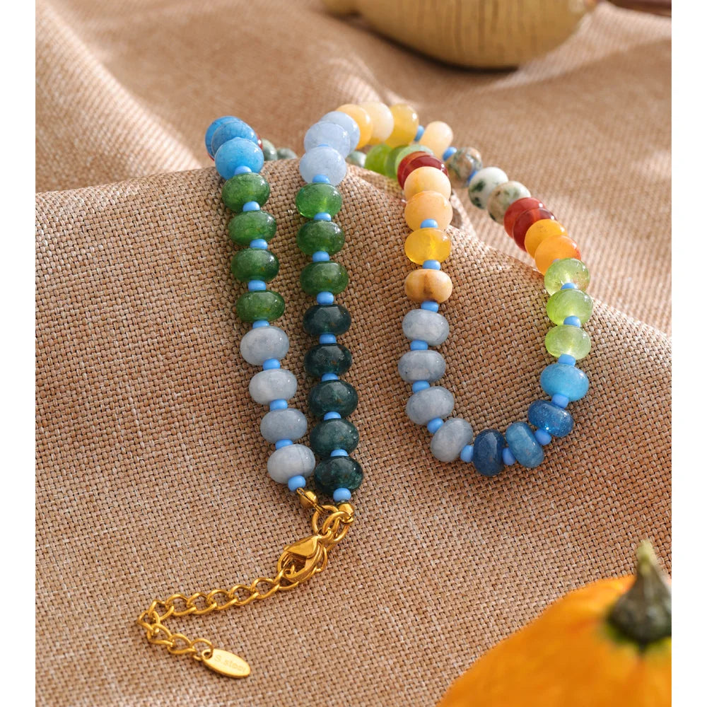 Natural stone beaded geometric necklace in gold-plated stainless steel with natural stone.