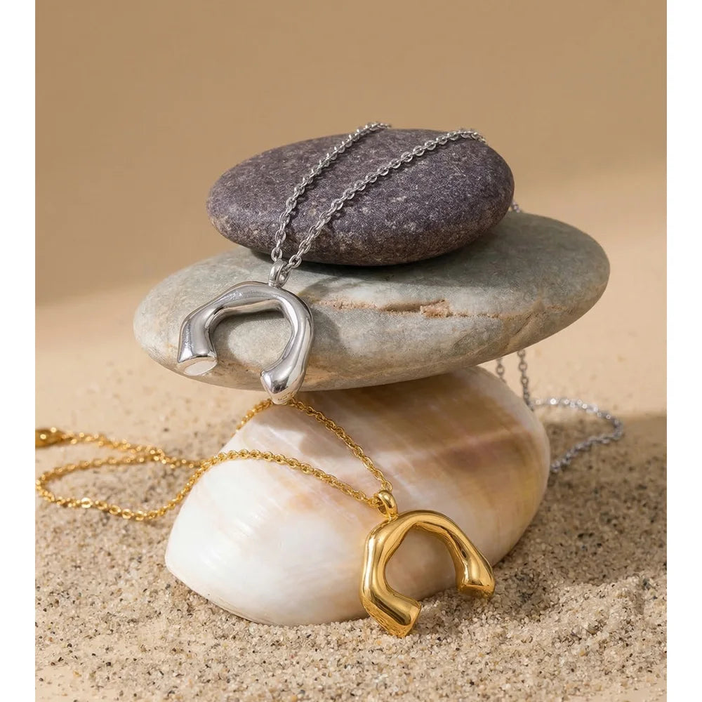 Minimalist geometric necklace in gold-plated stainless steel.