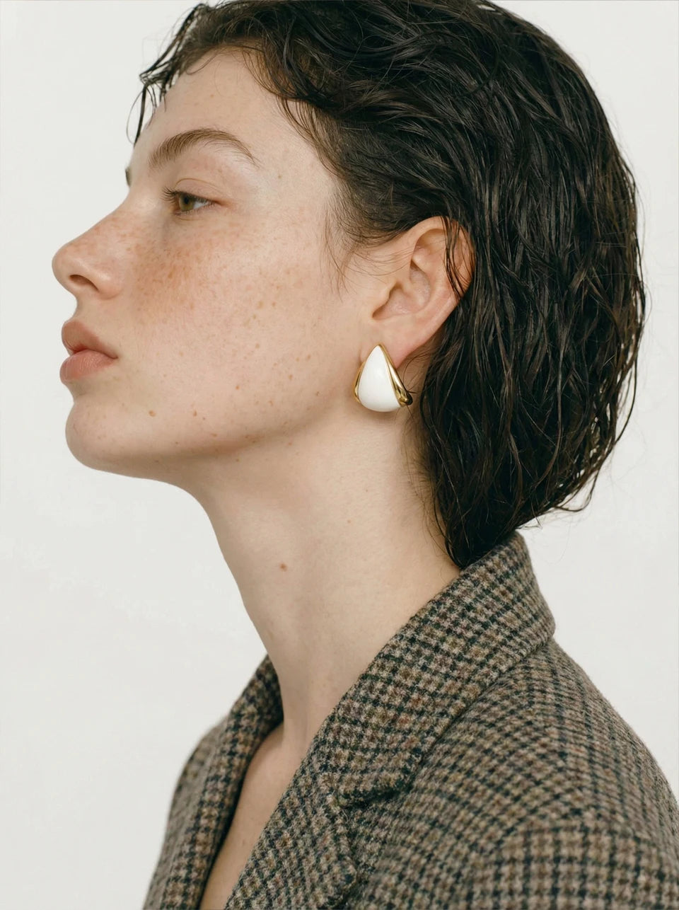 Black pearl geometric earrings in gold-plated stainless steel with pearl.