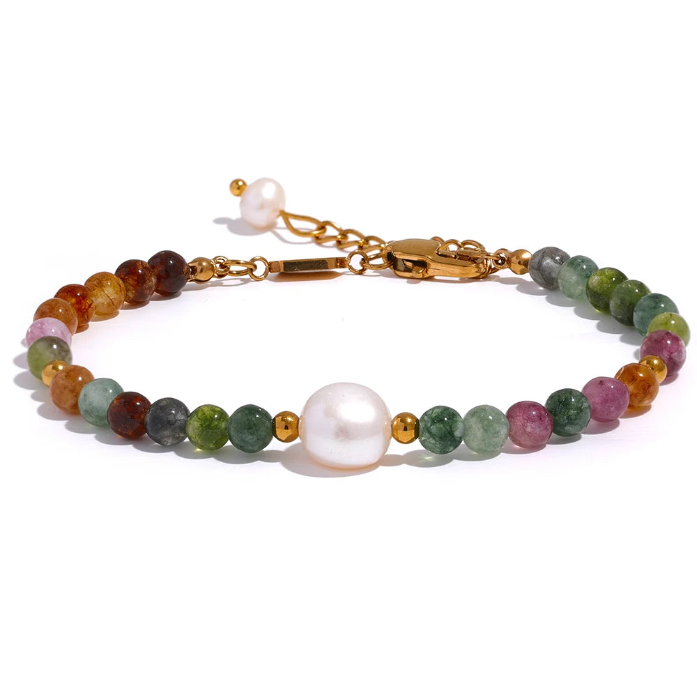 Pearl natural stone beaded bracelet in gold-plated stainless steel with pearl and natural stone.