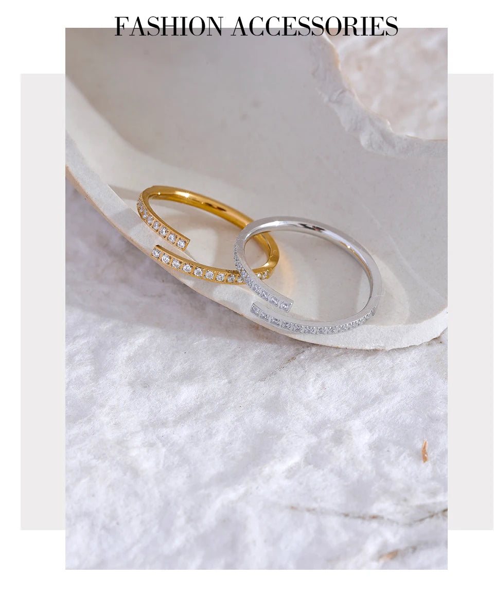 Cubic zirconia minimalist geometric ring in gold-plated stainless steel with cubic zirconia.