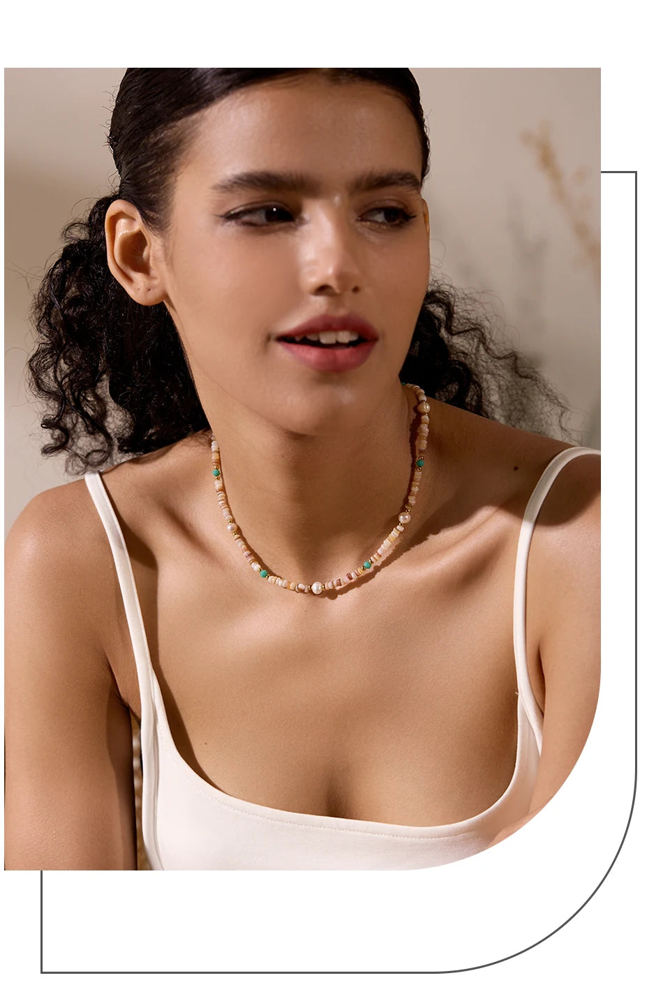 Freshwater pearl natural stone beaded necklace in gold-plated stainless steel with freshwater pearl and natural stone.