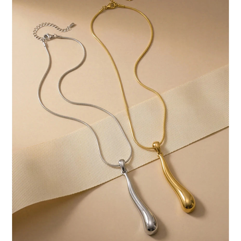 Geometric necklace in gold-plated stainless steel.
