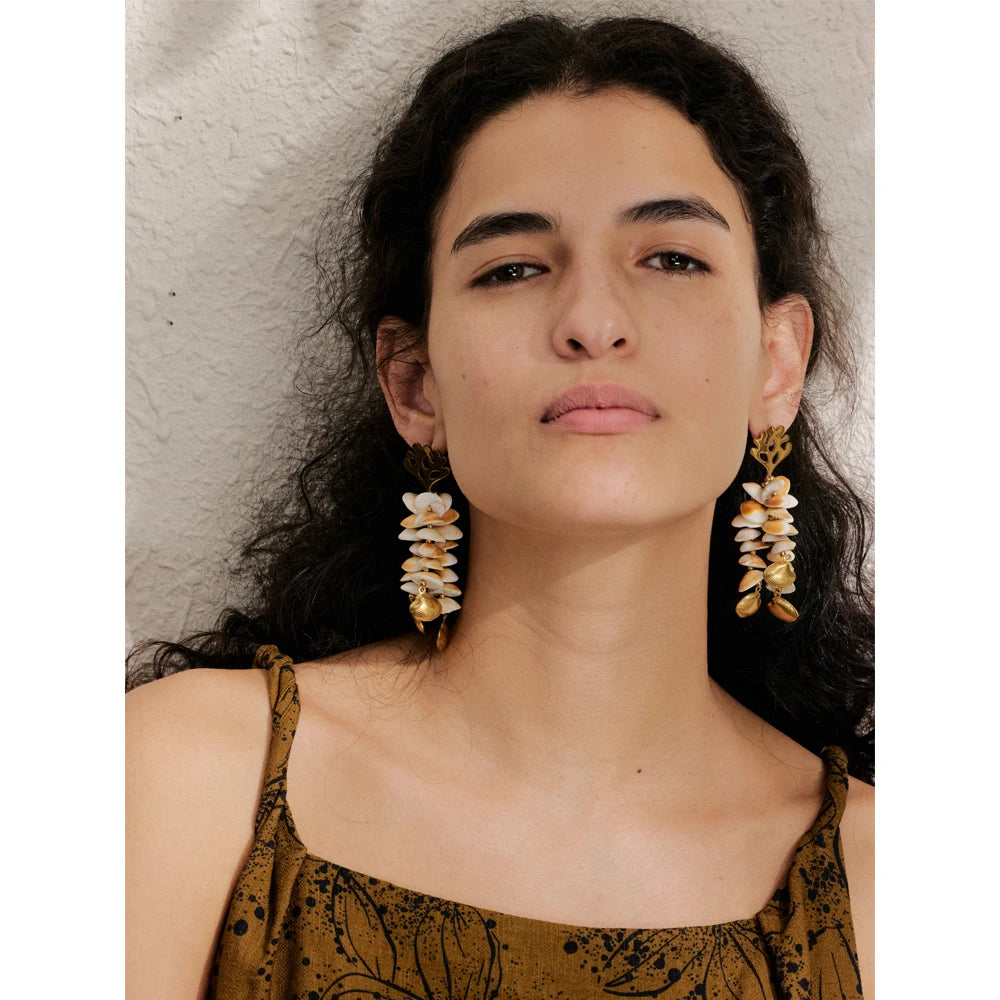 Shell geometric earrings in gold-plated stainless steel with shell.