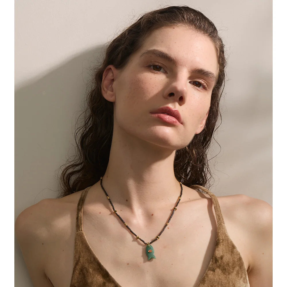 Natural stone geometric necklace in gold-plated stainless steel with natural stone.