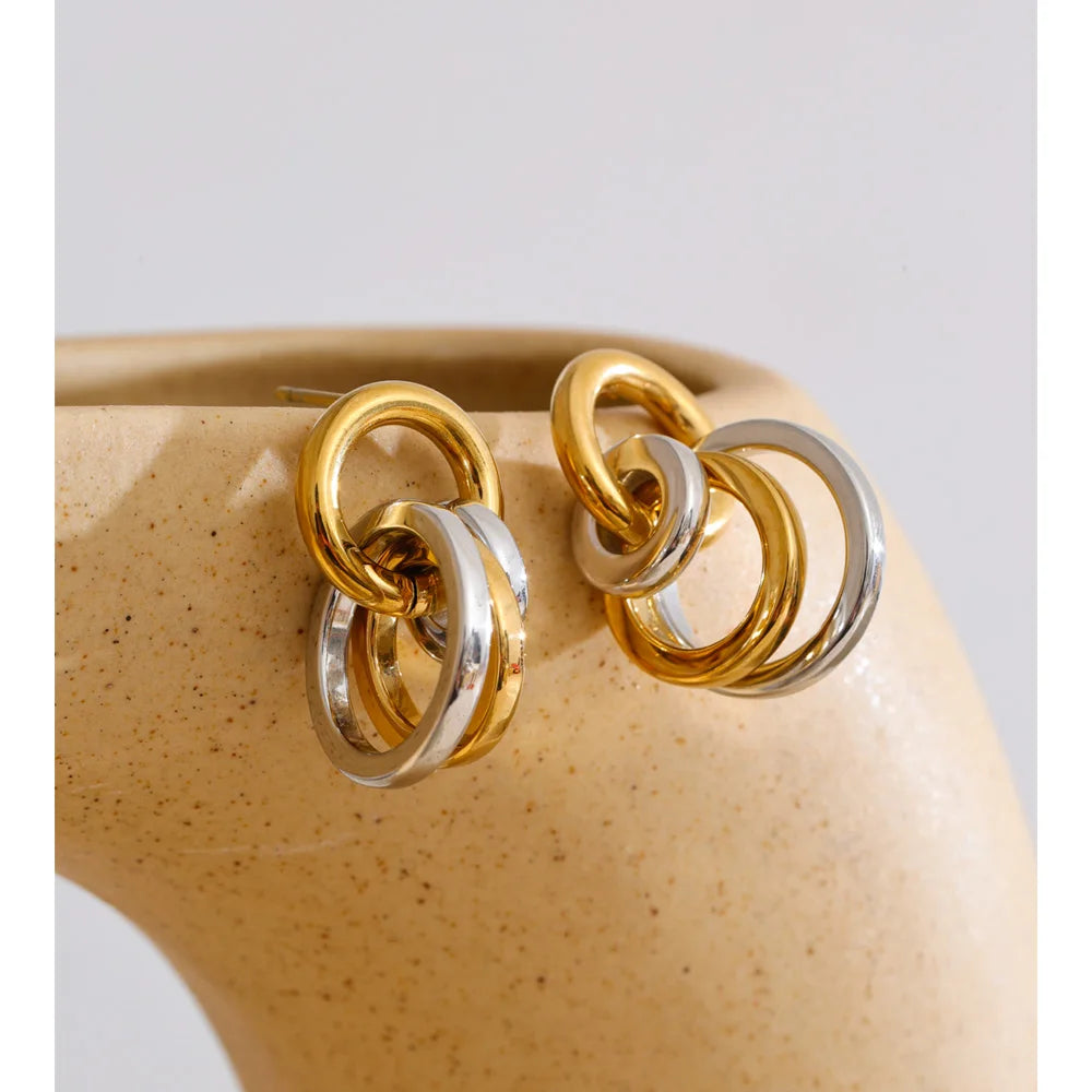Geometric earrings in gold-plated stainless steel.