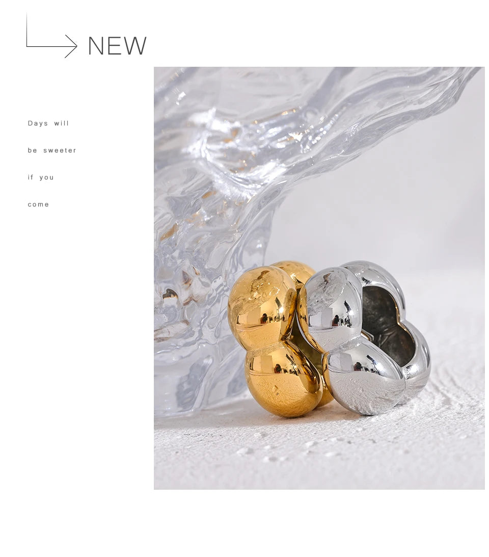 Flower geometric ring in 18K gold-plated 316L stainless steel.