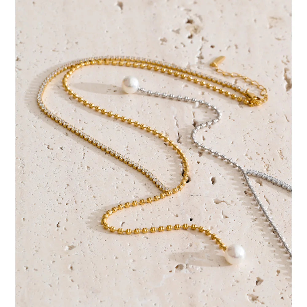 Cubic zirconia pearl geometric necklace in gold-plated stainless steel with pearl and cubic zirconia.