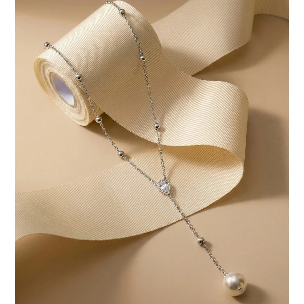Cubic zirconia pearl geometric necklace in gold-plated stainless steel with pearl and cubic zirconia.