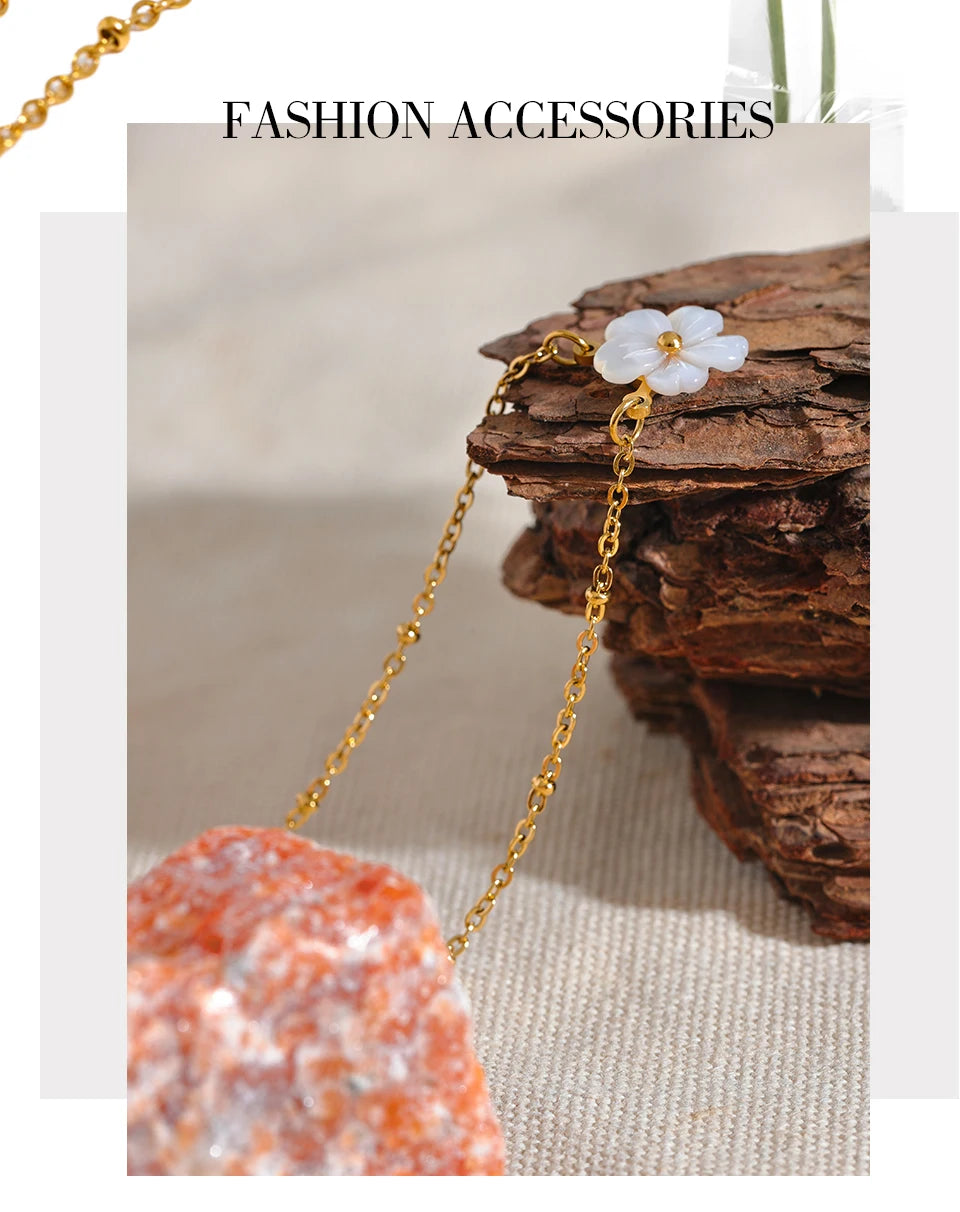 Shell flower chain necklace in gold-plated stainless steel with shell.