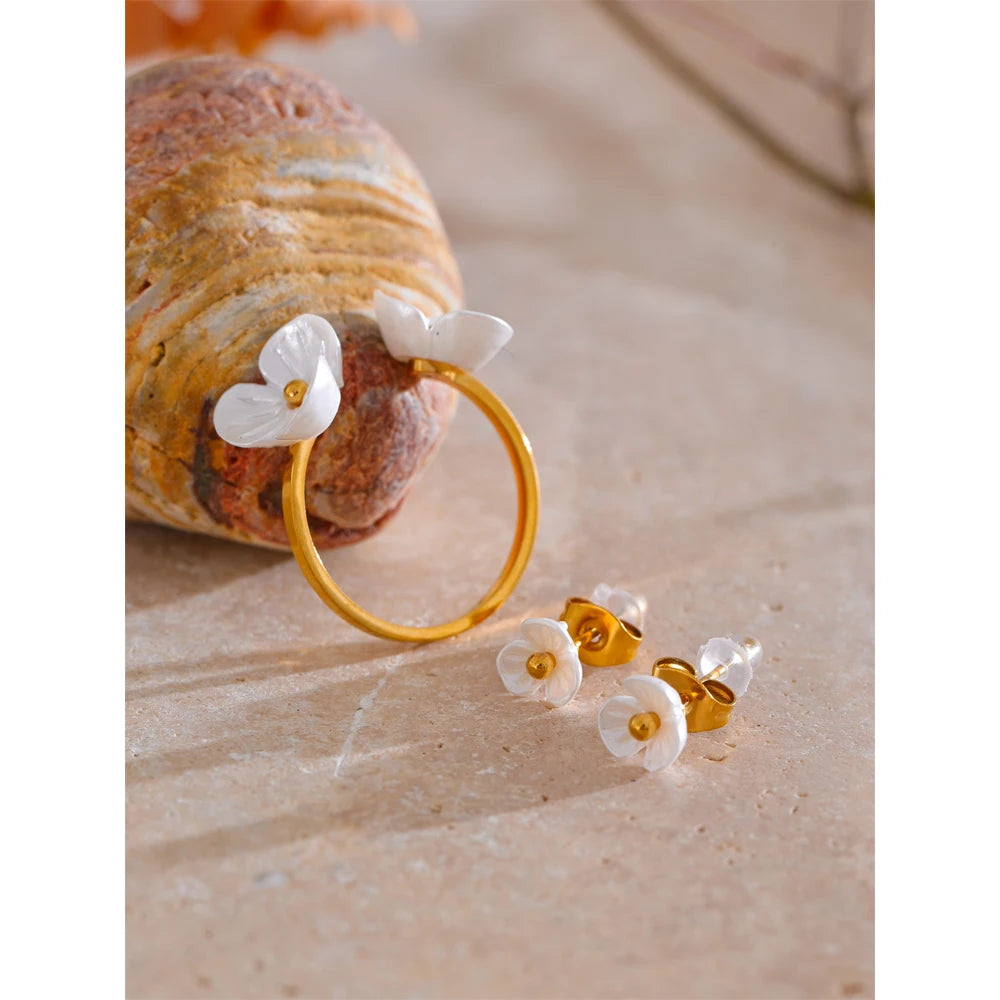 Resin flower earrings in gold-plated stainless steel with resin.
