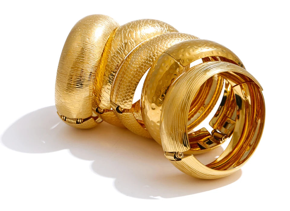 Hammered geometric bracelet in gold-plated stainless steel.