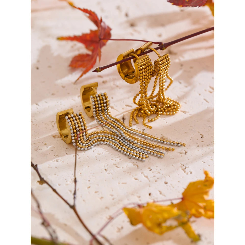 Geometric chain earrings in gold-plated stainless steel.