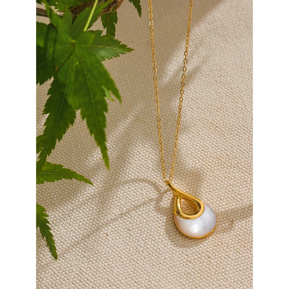Shell natural stone geometric necklace in gold-plated stainless steel with natural stone and shell.