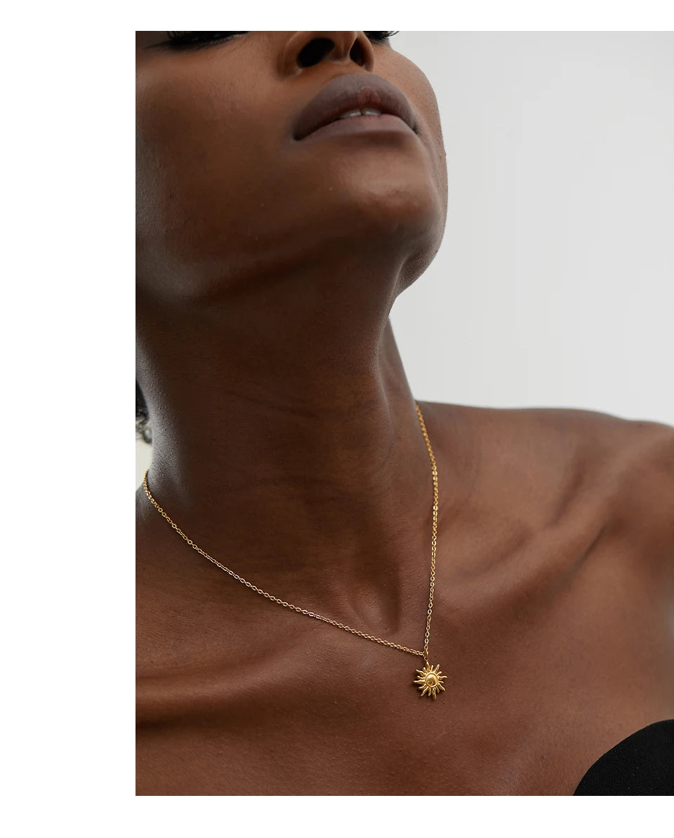 Sun geometric necklace in gold-plated stainless steel.