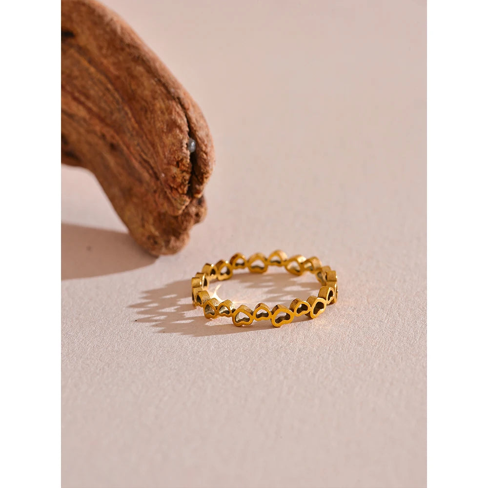 Heart minimalist ring in 18K gold-plated stainless steel.