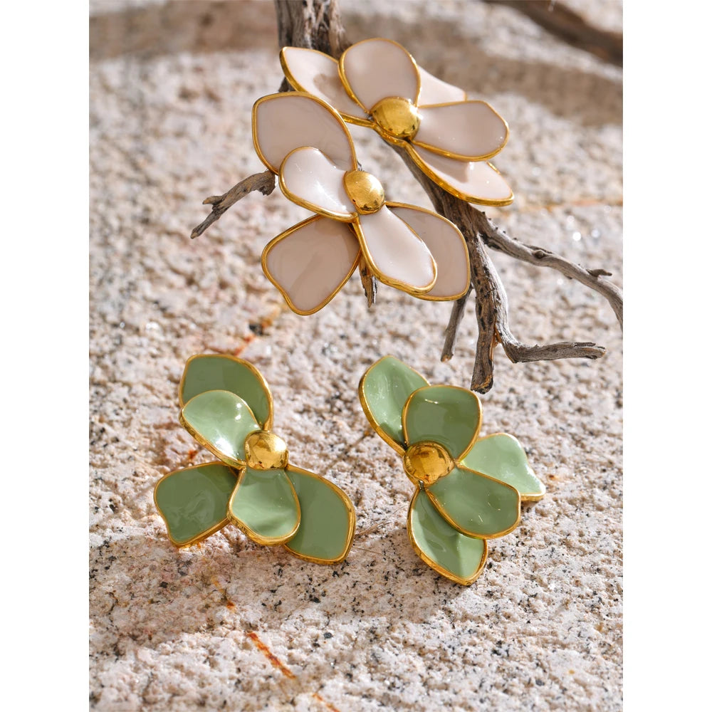 Green enamel flower earrings in gold-plated stainless steel with enamel.