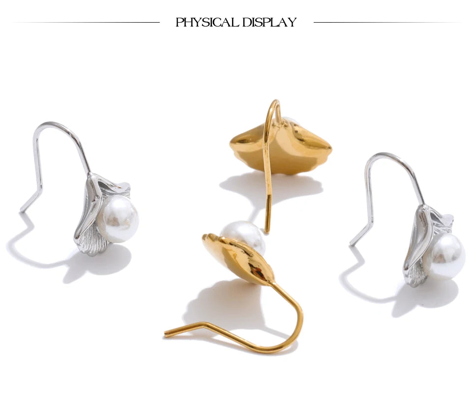 Pearl earrings in gold-plated stainless steel with pearl.