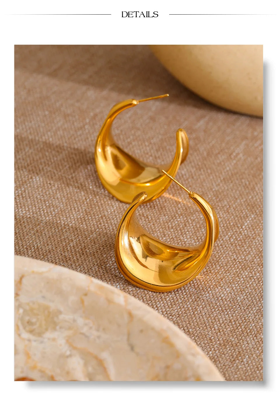 Geometric earrings in gold-plated stainless steel.