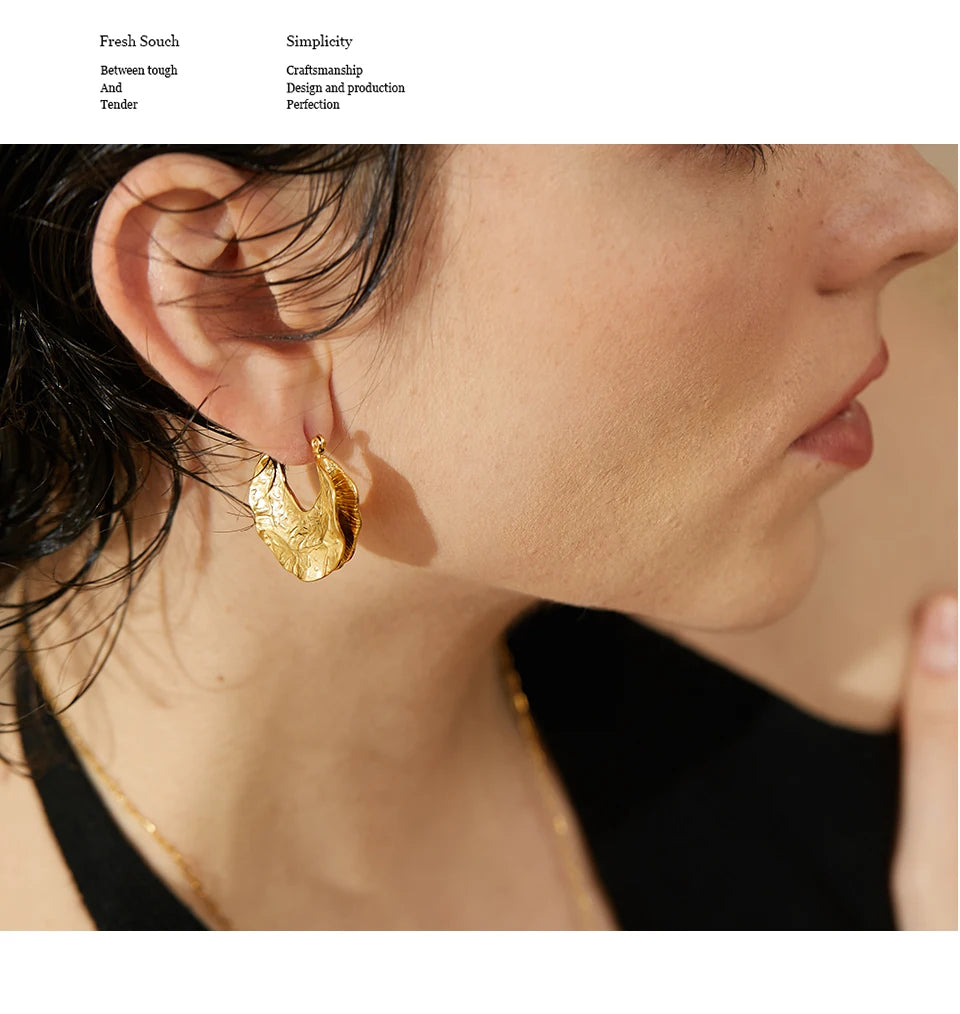 Geometric earrings in 18K gold-plated stainless steel.