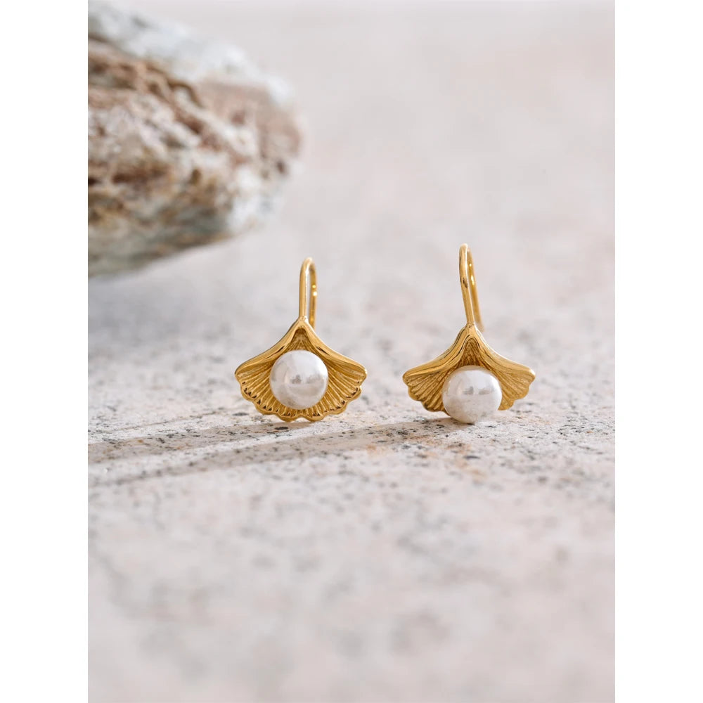 Pearl earrings in gold-plated stainless steel with pearl.