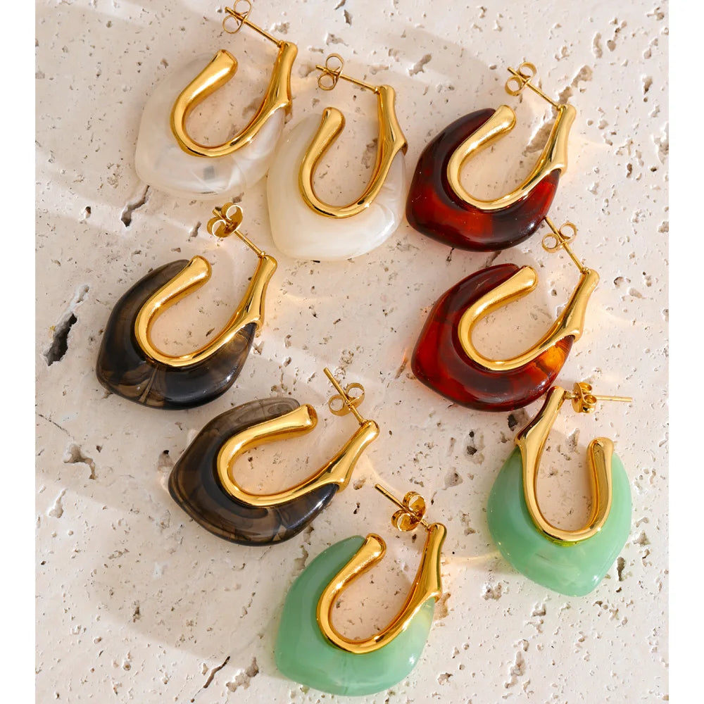 Resin multi-color geometric earrings in gold-plated stainless steel with resin.