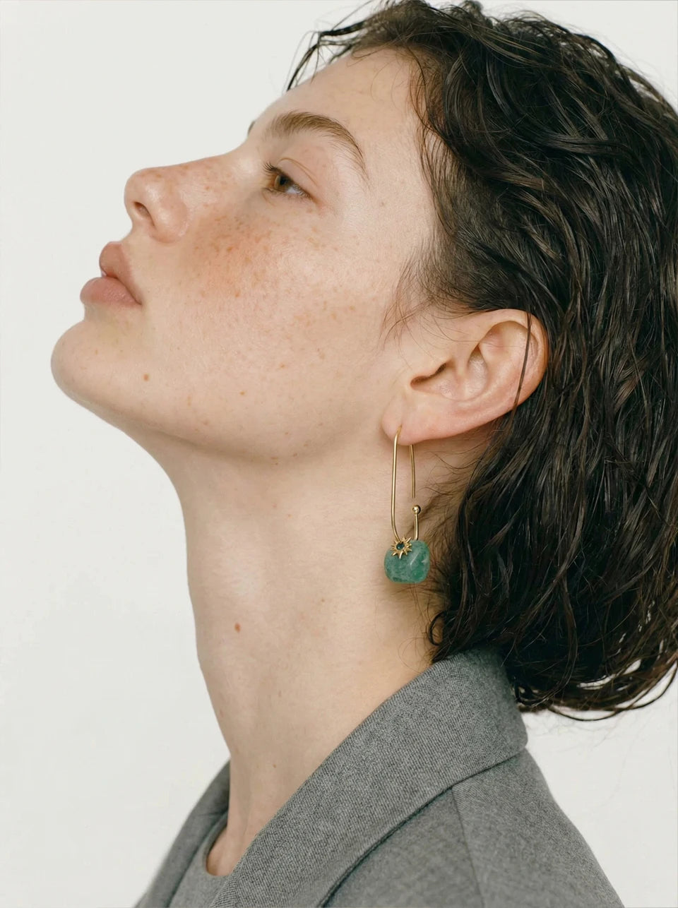 Natural stone geometric earrings in gold-plated stainless steel with natural stone.