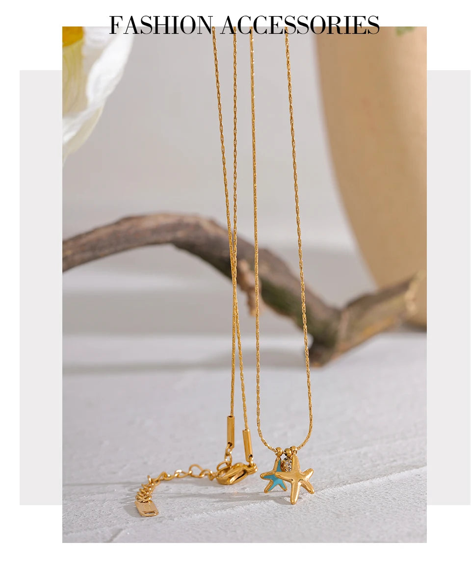 Cubic zirconia star necklace in gold-plated stainless steel with cubic zirconia.