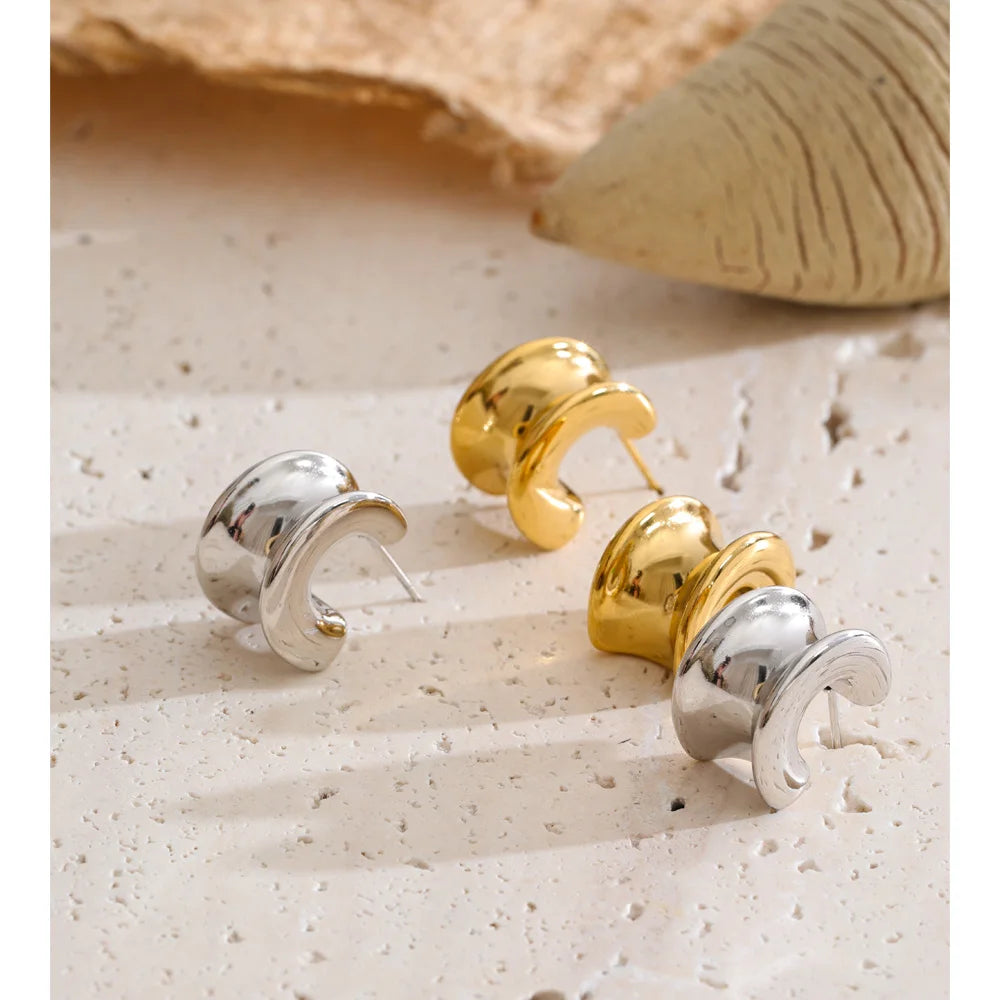 Geometric earrings in gold-plated stainless steel.