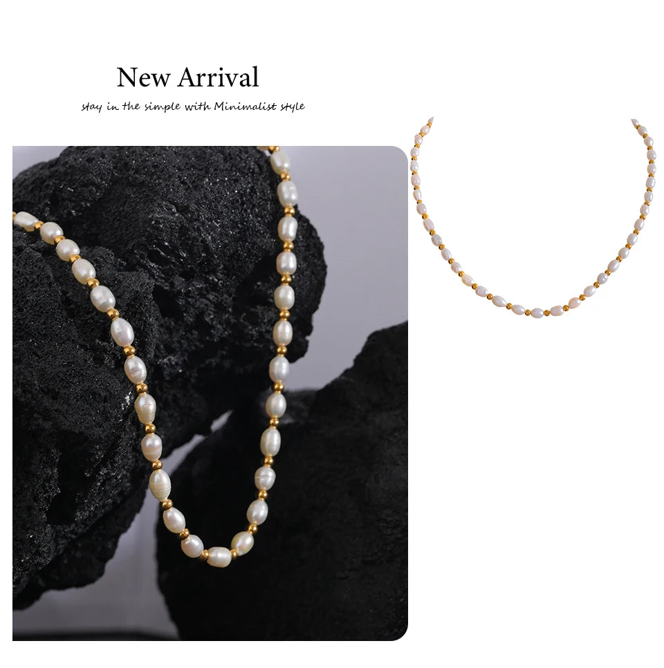 Freshwater pearl geometric necklace in gold-plated stainless steel with freshwater pearl.