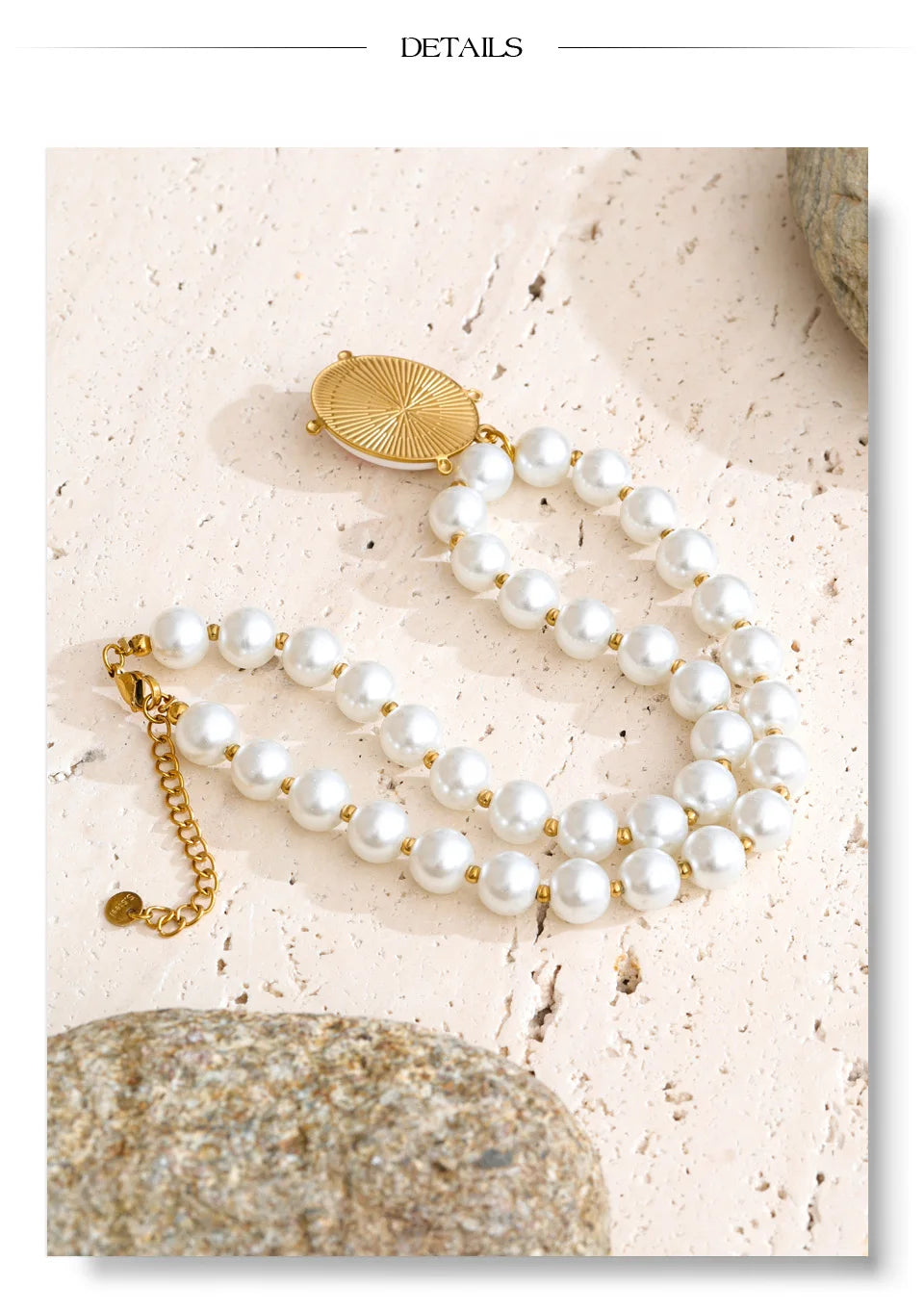 Pearl resin flower necklace in gold-plated stainless steel with pearl and resin.